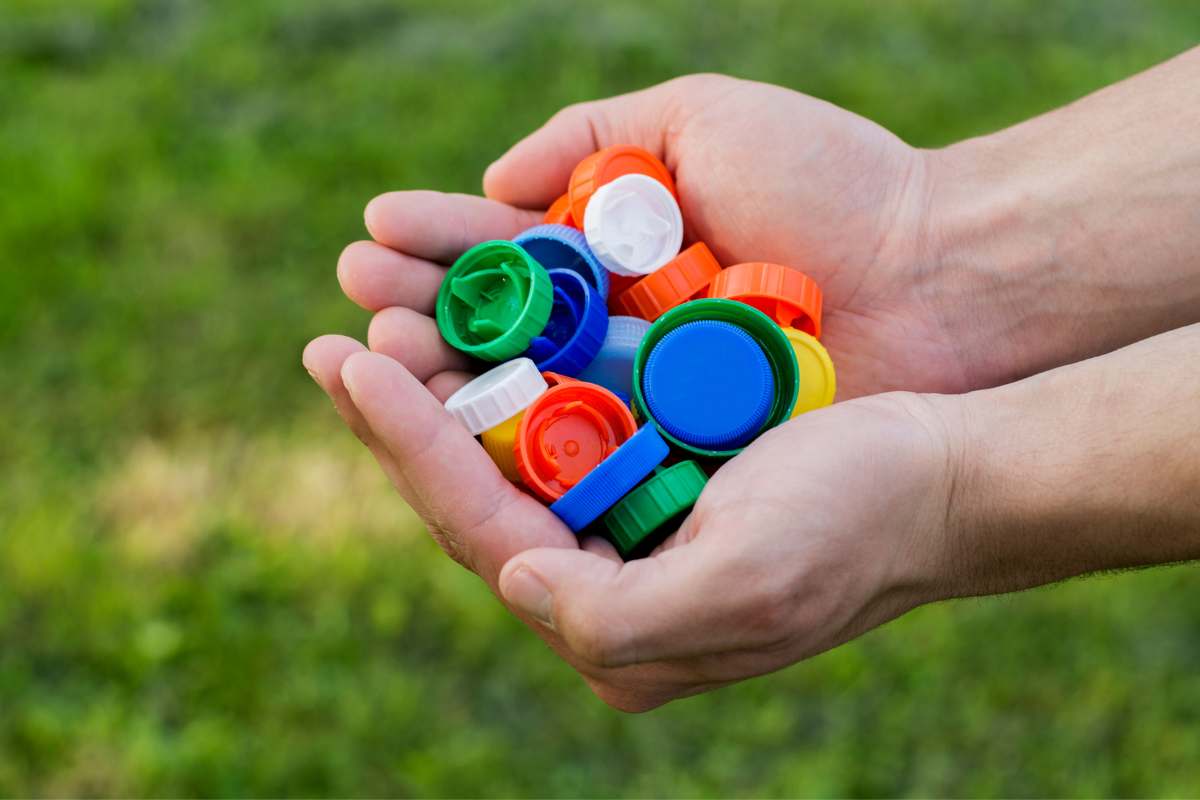 puoi riciclare i tappi di barattoli e bottiglie così 