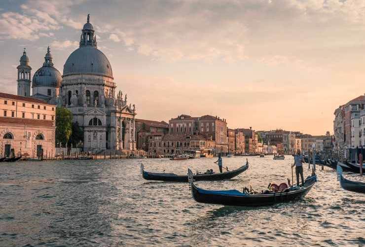 in molti scelgono di andare in vacanza nei luoghi delle serie tv