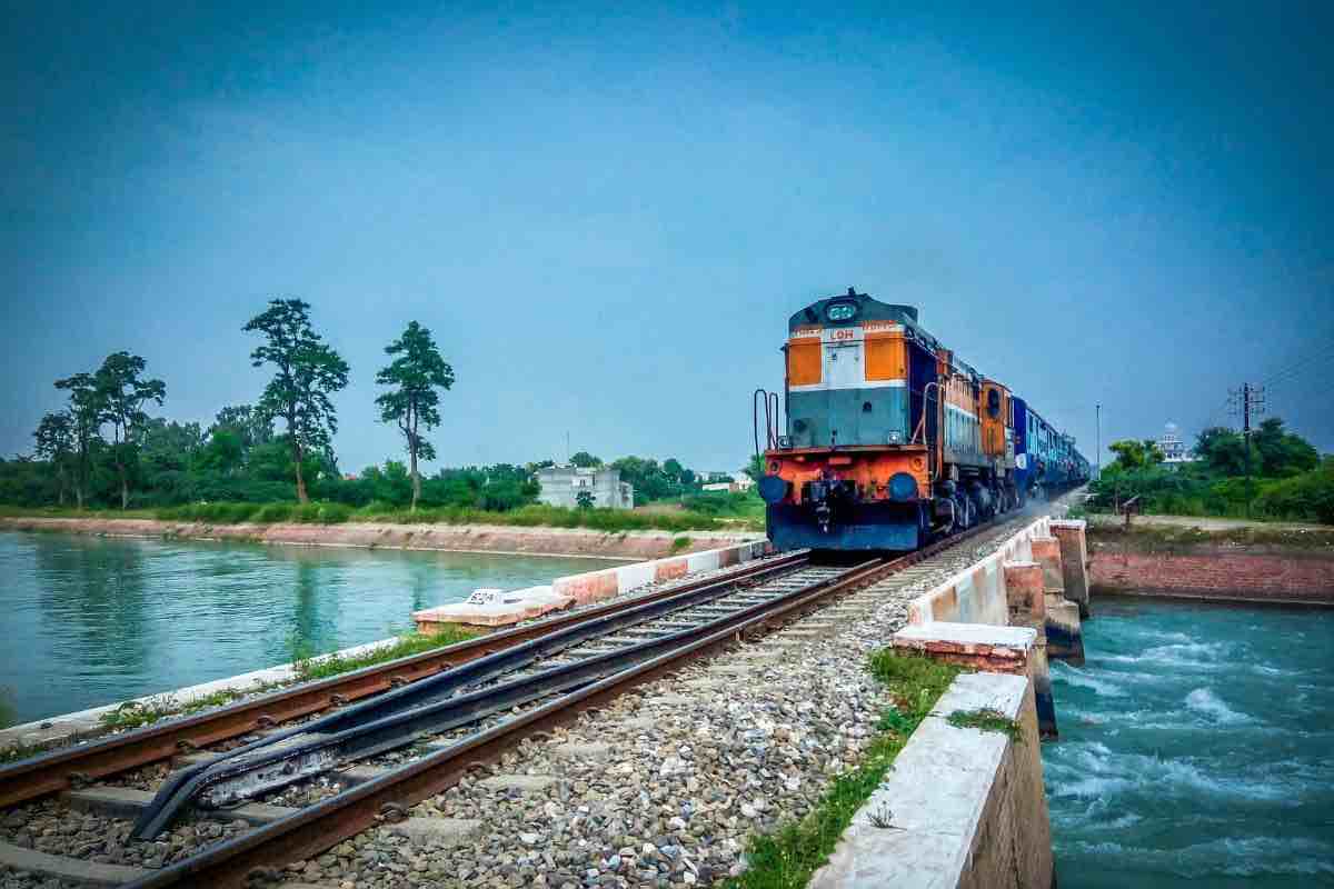 viaggia a bordo del treno galleggiante Thailandia