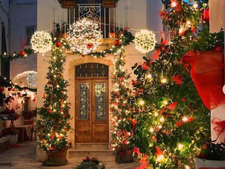Puglia, il paesino con addobbi di Natale in ogni angolo