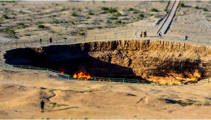 cratere ardente nel deserto