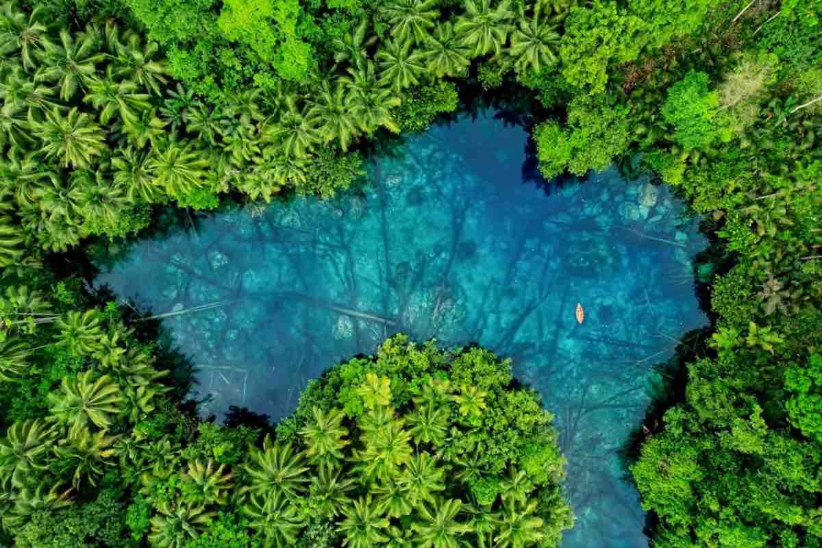 Lago con le acque piu trasparenti