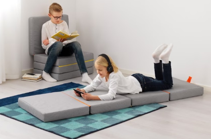 Le soluzioni di Ikea per ospitare in casa: materasso pieghevole