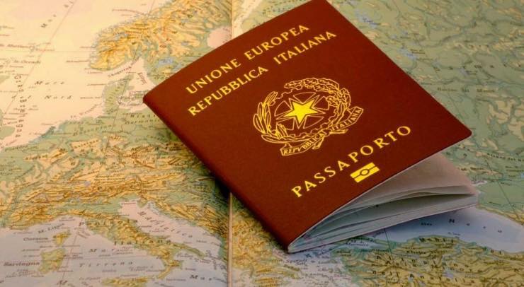 Passaporto italiano e mappa