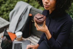 donna mangia muffin al cioccolato