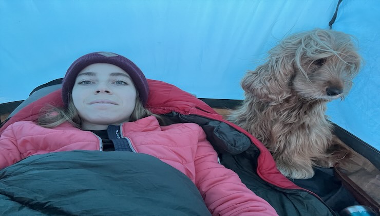 Martina ed Enya in tenda