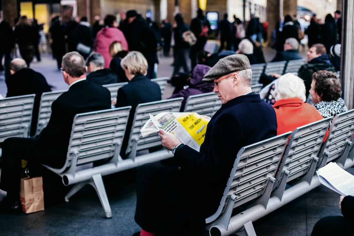 persone in attesa alla stazione