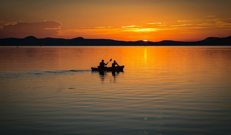 in canoa al tramonto