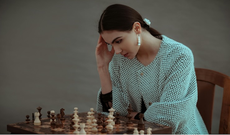 ragazza che gioca a scacchi