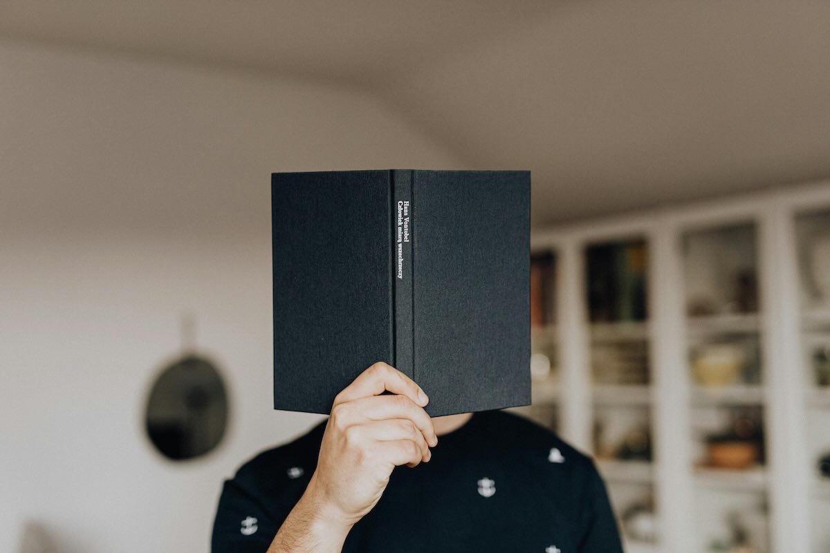 uomo con un libro