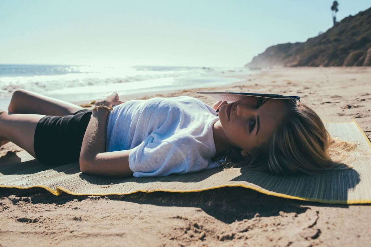 ragazza al mare