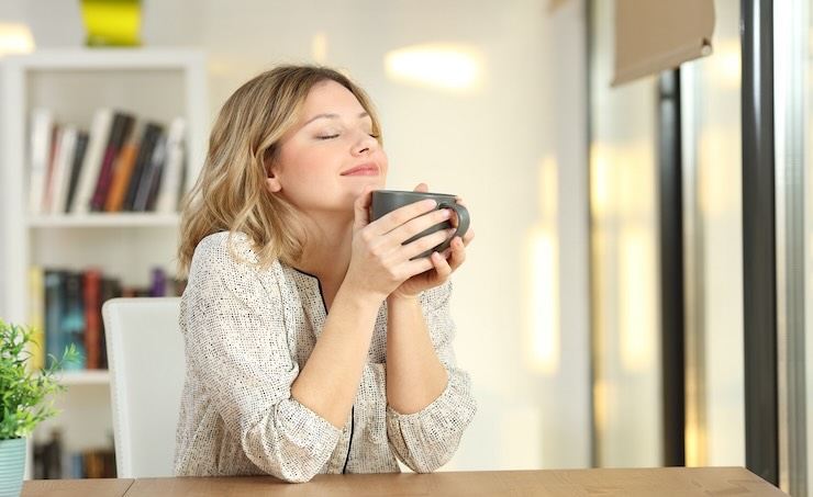 ragazza che beve un chai