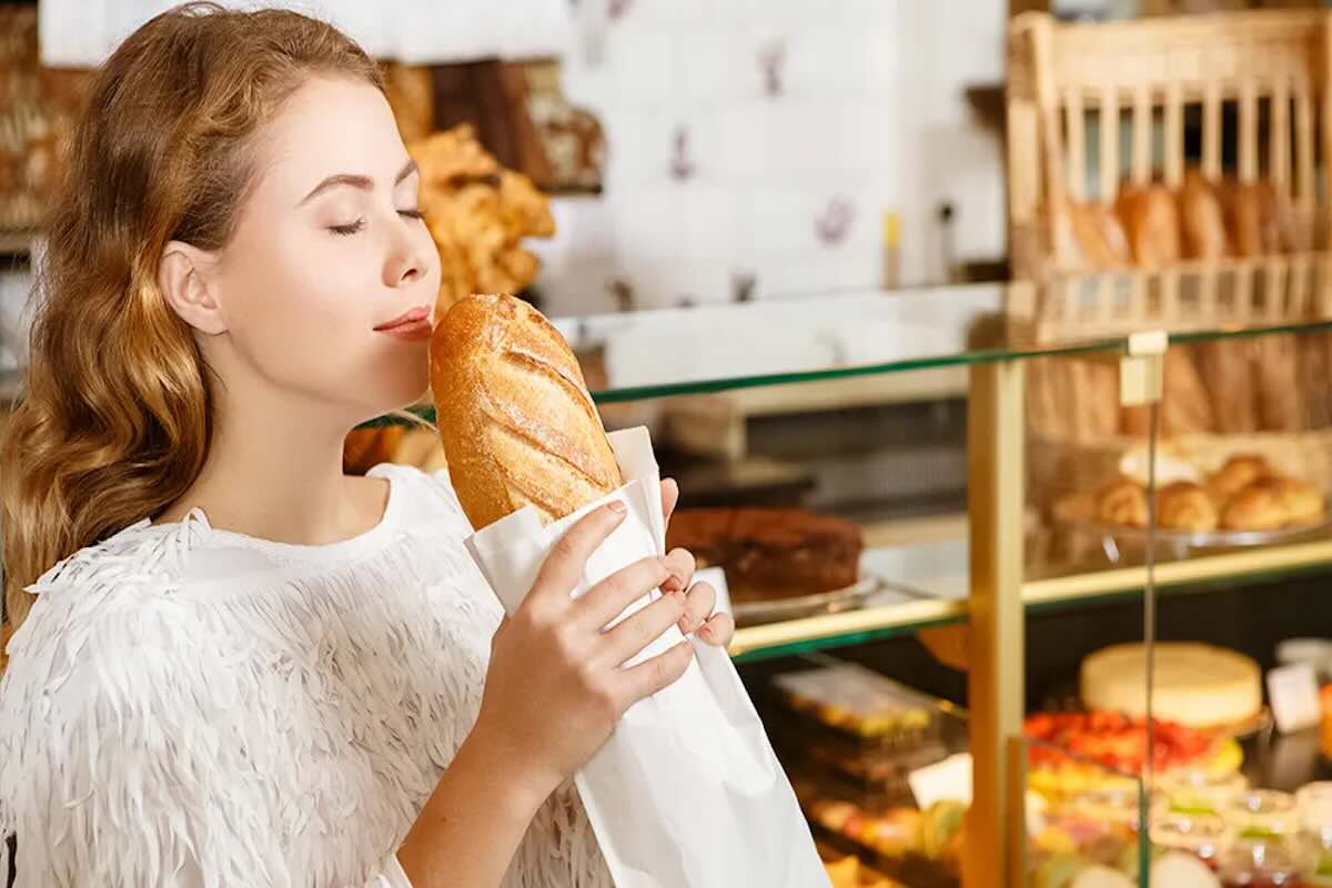 ragazza che mangia il pane