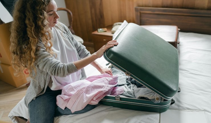 ragazza che prepara la valigia