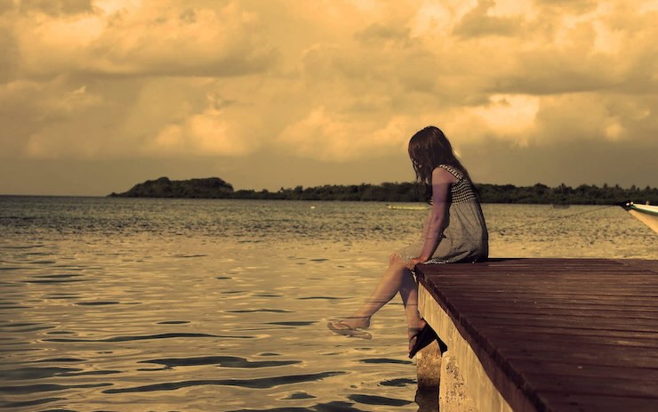 ragazza sul pontile