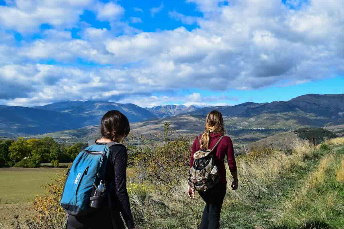 ragazze che fanno trekking