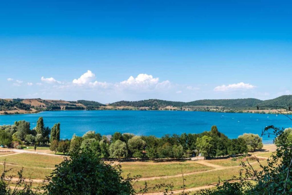 Nelle acque pulite di questo lago italiano è possibile fare il bagno ...